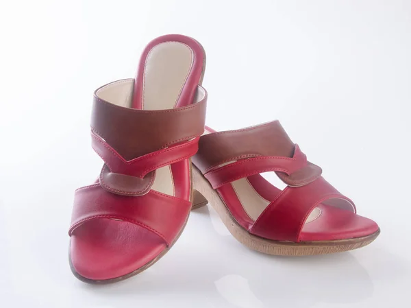 Schoen of vrouwelijke rode schoenen op achtergrond. — Stockfoto