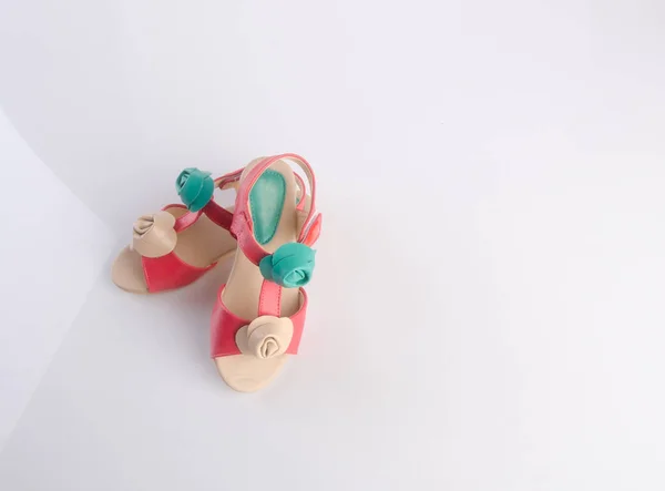 Chaussure ou belle petite fille chaussures sur un fond . — Photo