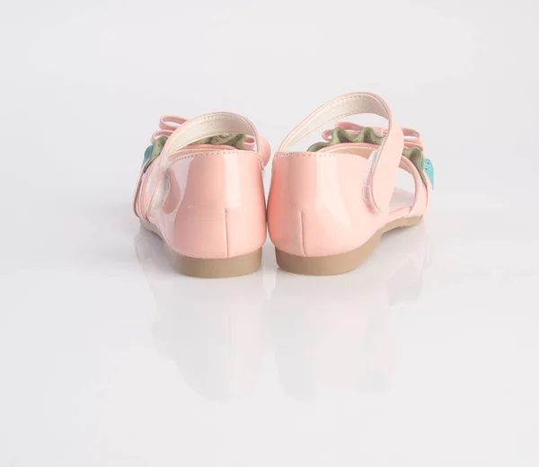 Schoen of mooie kleine schoenen van het meisje op een achtergrond. — Stockfoto