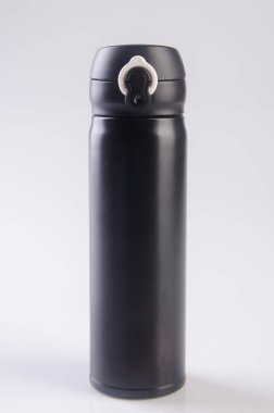 Termo veya bir arka plan üzerine termo şişesi.