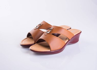 Ayakkabı veya bir arka plan üzerinde kahverengi renk casual kadın ayakkabı.