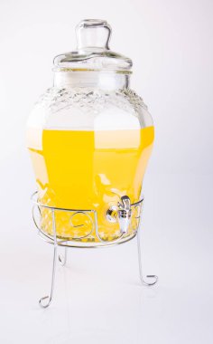 Portakal suyu kavanoza bir arka plan üzerinde.