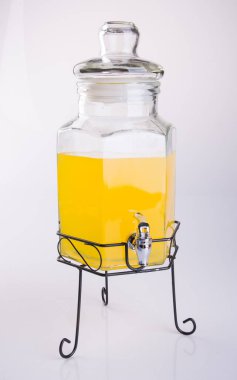 Portakal suyu kavanoza bir arka plan üzerinde.