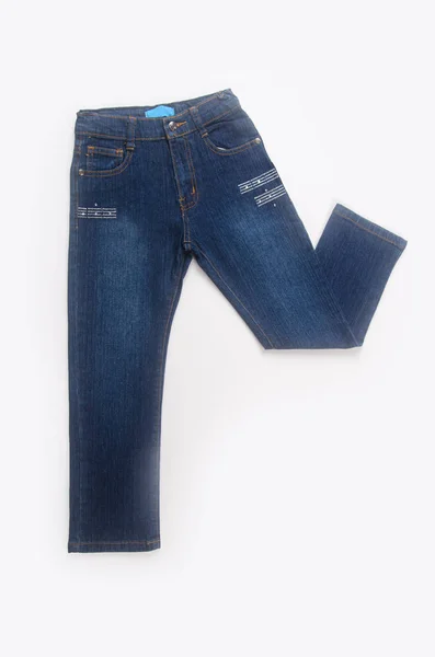 Jeans of jeans voor jong geitje op een achtergrond. — Stockfoto