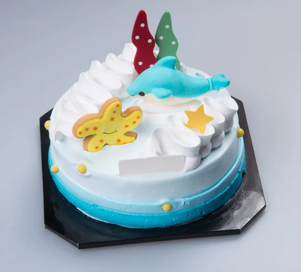 Gâteau ou gâteau de crème glacée d'anniversaire sur fond . — Photo