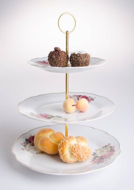 tepsi. üç katmanlı bir arka plan üzerinde servis tepsisi.