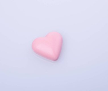 pembe renk veya aşk şekil çikolata çikolata.
