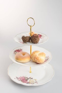 tepsi veya bir arka plan üzerinde üç katmanı servis tepsisi.