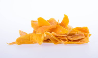 Mango kuru veya kurutulmuş mango dilimleri arka plan üzerinde.