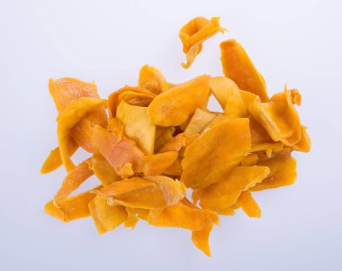 Mango kuru veya kurutulmuş mango dilimleri arka plan üzerinde.