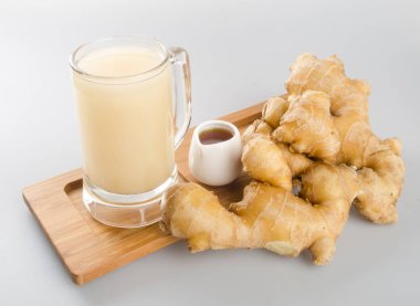 Zencefil çayı veya arka plan üzerinde haney ile zencefil çayı.