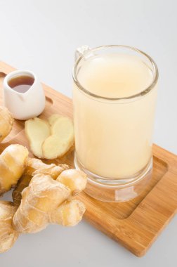 Zencefil çayı veya arka plan üzerinde haney ile zencefil çayı.