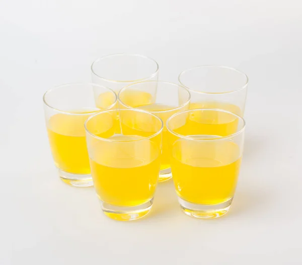 Апельсиновый сок в очках на белом фоне . — стоковое фото