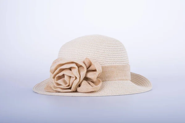 Bayan ya da çiçek ile oldukça hasır şapka şapka. — Stok fotoğraf