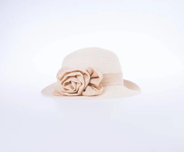 Sombrero para dama o sombrero de paja bonita con flor . — Foto de Stock