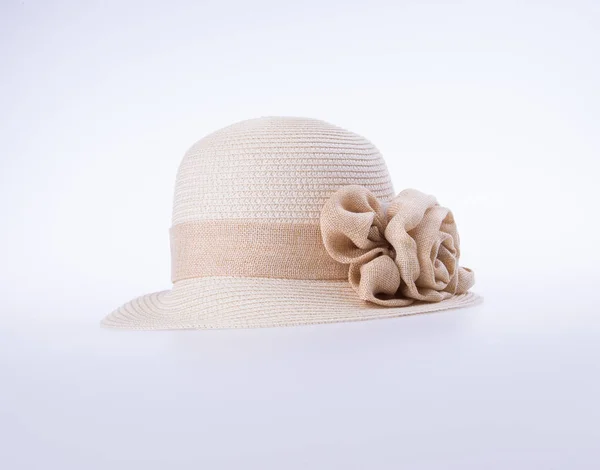 Cappello per signora o grazioso cappello di paglia con fiore . — Foto Stock