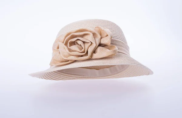 为女士或相当草帽与花的帽子. — 图库照片