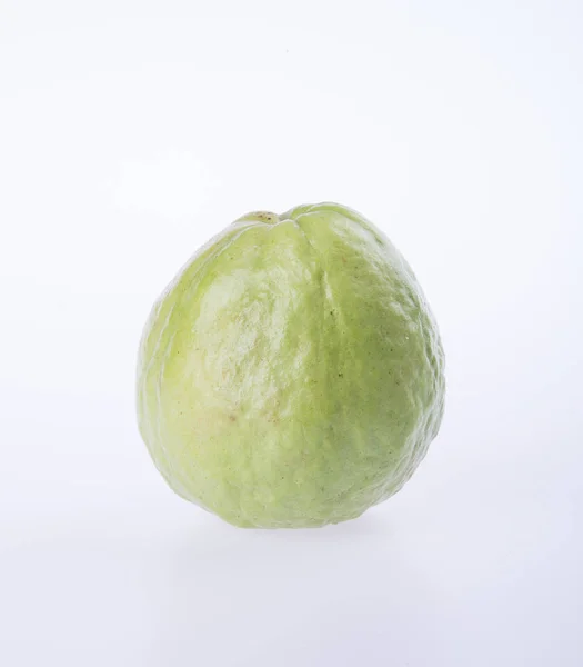 Guayaba (guayaba tropical fresca) sobre fondo blanco . — Foto de Stock