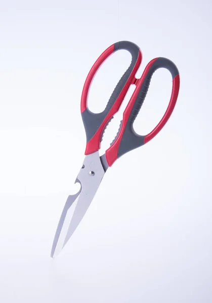 Nůžky nebo nůžky kuchyňské na pozadí. — Stock fotografie