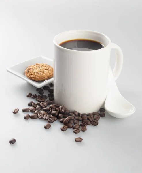 Café ou tasse de café et biscuit sur fond . — Photo