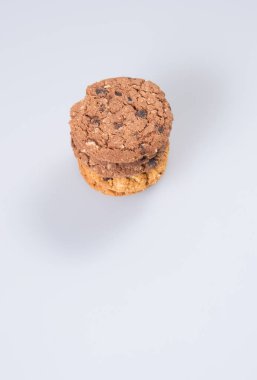 tanımlama bilgilerini veya bir arka plan üzerinde çikolata bisküvi.