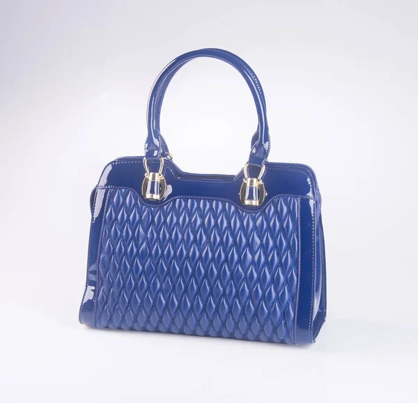 Borsa. colore blu moda donna borsa su sfondo . — Foto Stock