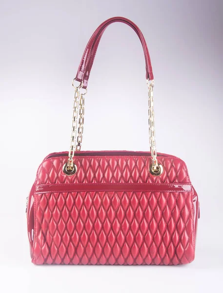 Bolsa. bolso de mujer de moda de color rojo sobre fondo . — Foto de Stock