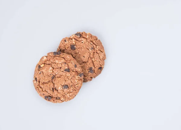 Cookies ou biscuits au chocolat sur un fond . — Photo