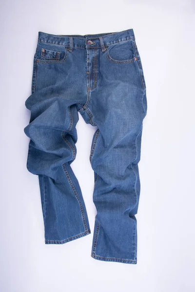 Jeans per uomo o jeans blu su uno sfondo . — Foto Stock