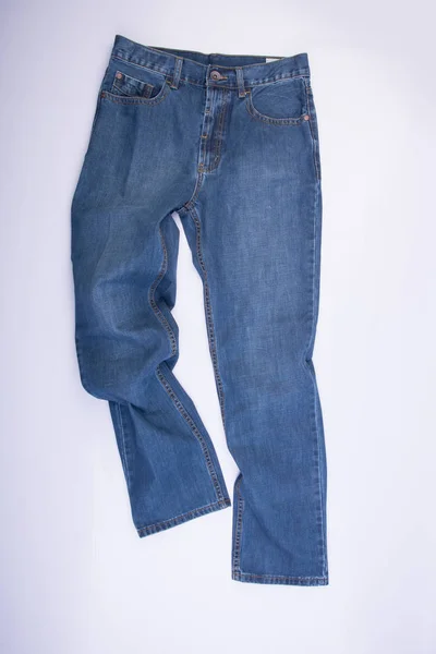 Jeans de calça masculina ou azul em um contexto . — Fotografia de Stock