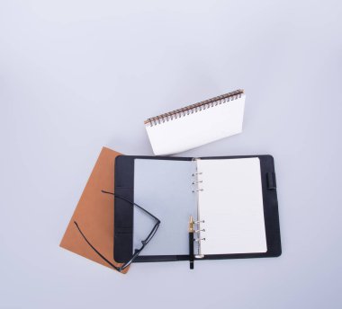 defter ile gözlük ve kalem blackground üzerinde.