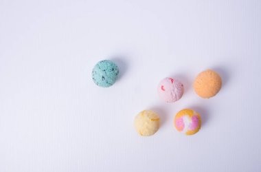 dondurma kaşık veya dondurma topu arka planda.