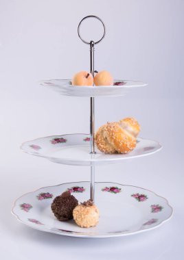 tepsi ya da üç katmanlı hizmet tepsi arka plan üzerinde tatlı ile.