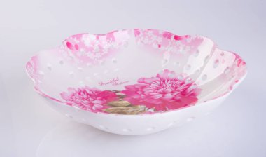 plaka veya arka plan üzerinde elle boyanmış plaka üzerinde çiçek.