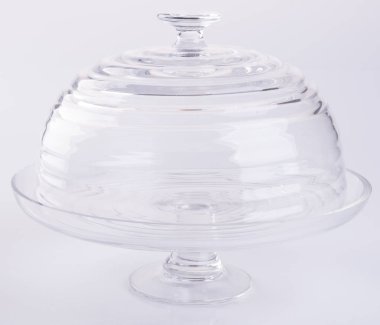 bir backgeound üzerinde stand veya cam kek tepsi pasta.