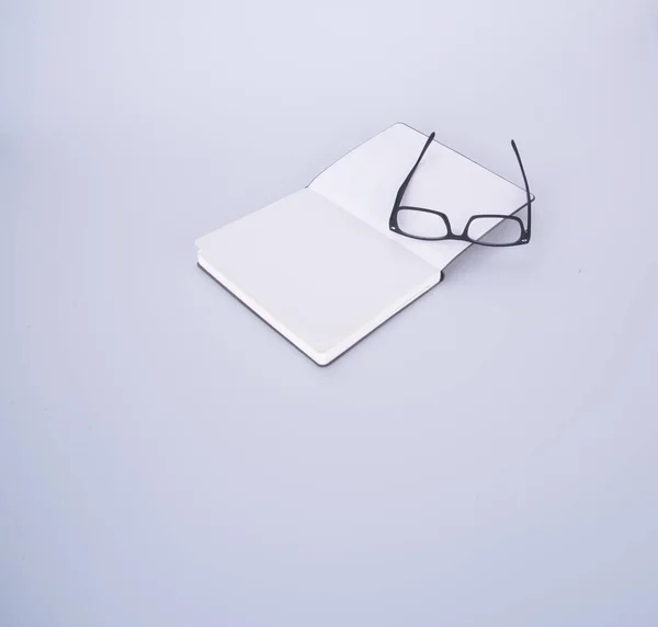 Kalender oder Brille auf dem Kalender mit Hintergrund. — Stockfoto