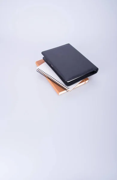Notebook vagy fekete bőr notebook a Blackgrounddal. — Stock Fotó