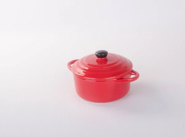 Olla o maceta roja con tapa sobre fondo . — Foto de Stock