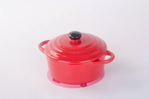 Pot ou pot rouge avec couvercle sur fond . — Photo