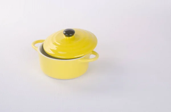 Olla o olla de cerámica sobre un fondo . — Foto de Stock