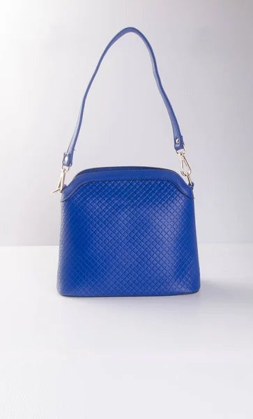 Borsa o borsa blu colore moda su sfondo . — Foto Stock