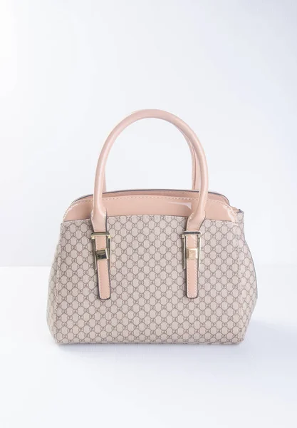 Väska eller handväska i brunt läder kvinnan på bakgrund. — Stockfoto