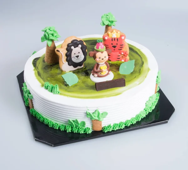 ケーキや創造的な動物背景をテーマにしたケーキ. — ストック写真