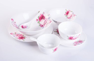 plaka veya arka planda seramik sofra.