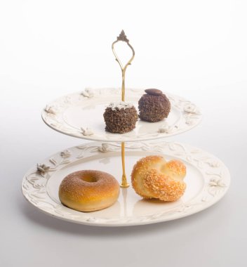 tepsi ya da arka plan üzerinde tatlı ile servis tepsi.