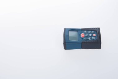 Mimari aracı veya bir arka plan üzerinde lazerli mesafe bulucu uygulanmuştır.