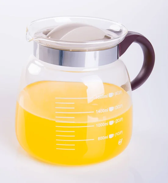 Sumo de laranja em jarra em um contexto . — Fotografia de Stock