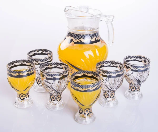 オレンジ ジュースや背景に水差しのオレンジ ジュース. — ストック写真