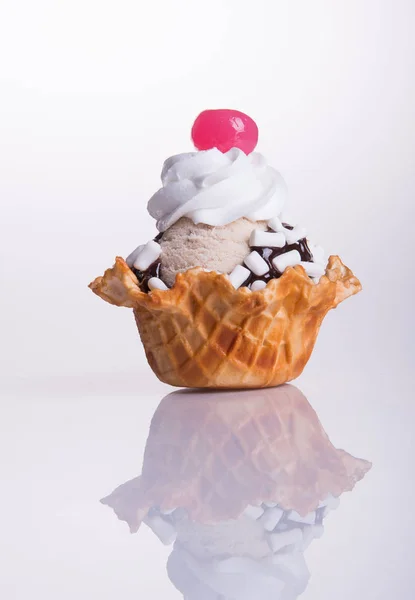 Gombóc fagylalt, vagy csokoládé fagylalt fagylaltkehely. — Stock Fotó