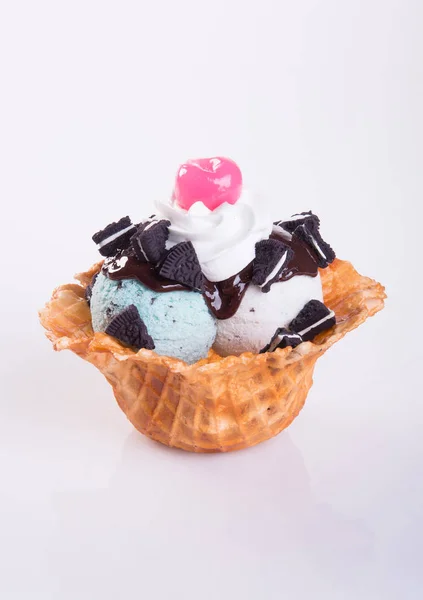 Ice cream scoop with waffle — Stock Photo, Image